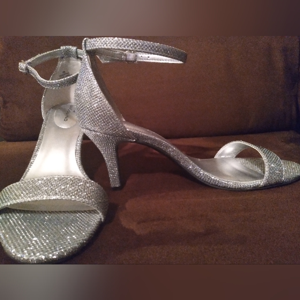 Silver Glittery Bandolino Madia 2 Heel Sandal Size 7 Prom‎ Wedding Formal